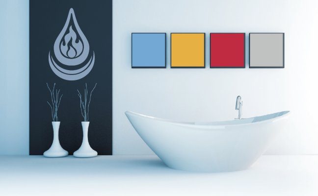 Modernes Badezimmer mit freistehender Badewanne und farbigen Wandbildern