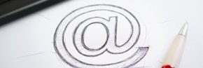 Handgezeichnetes At-Zeichen als Symbol für die Online-Terminvergabe